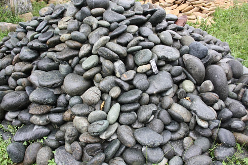 Kamenclub.ru: Темно-серый валунчик фр.100-300 мм.  купить в Новороссийске крупный природный камень серый, темно-серый, светло-серый речная галька большого размера окатанная 4500 руб/т   фото КАМЕНЬ КЛУБ