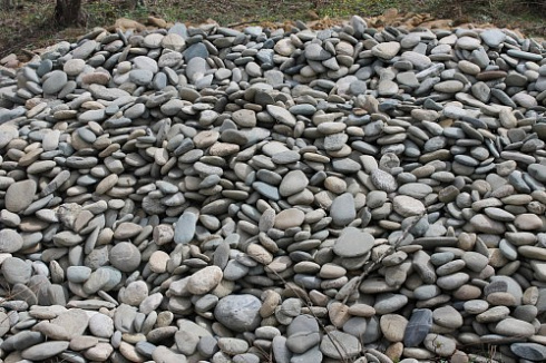 Kamenclub.ru: Галька речная плоская (ассорти) фр. 100-200-300 мм купить  в Новороссийске галька галечник природный серый, белый темно-серый синий рыжий светло-серый природная галька плоская крупная 8000 руб/т   фото КАМЕНЬ КЛУБ