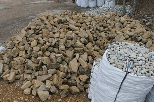 Kamenclub.ru: Песчаник для строительства и кладки блочный (фр 100-200 мм)  купить в Новороссийске песчаник бежевый серый рыжий валун мелкий для строительства песчаник 6500 руб/т   фото КАМЕНЬ КЛУБ