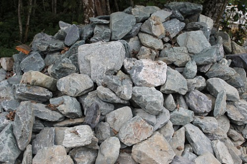 Kamenclub.ru: Гранит скальник (серо-зеленый) фр. 100-500 мм.  купить в Новороссийске гранит зеленый, серый, салатовый крупный ландшафтный валун 6 000 руб/т   фото КАМЕНЬ КЛУБ