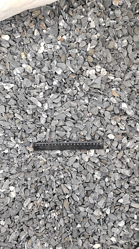 Kamenclub.ru: Щебень галтованный черный (мрамор) фр.10-20 мм.  купить в Новороссийске мрамор черный с белыми прожилками, черный, белый окатанный округлый ландшафтный декоративный щебень 15000 руб/т   фото КАМЕНЬ КЛУБ