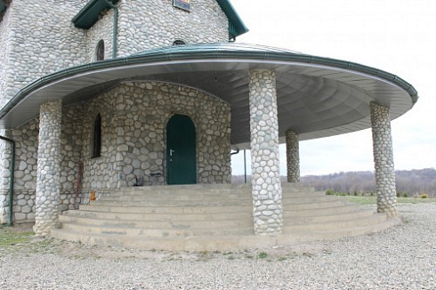 Kamenclub.ru: Галька речная плоская (бело-серая) фр. 100-200-300 мм. купить  в Новороссийске галька речная плоская серый, белый, бело-серый, серо-белый речная галька плоская  9000 руб/т   фото КАМЕНЬ КЛУБ