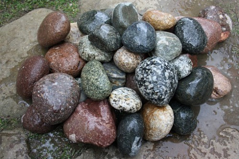 Kamenclub.ru: Галька окат (цветная картошка) фр. 50-100 мм. купить  в Новороссийске галька природная окатанная серый белый цветной синий темно-серый коричневый округлый галечник окатанный 6800 руб/т   фото КАМЕНЬ КЛУБ