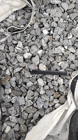 Kamenclub.ru: Щебень галтованный черный (мрамор) фр.40-70 мм.  купить в Новороссийске мрамор черный с белыми прожилками, черный, белый щебень галтованный округлый 13500 руб/т   фото КАМЕНЬ КЛУБ