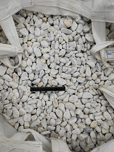 Kamenclub.ru: Мраморная крошка (щебень галтованный белый) фр.40-70 мм.  купить в Новороссийске мрамор белый молочный айвори окатанный округлый природный камень 17000 руб/т   фото КАМЕНЬ КЛУБ