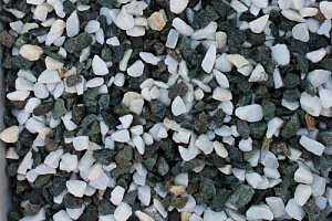 Kamenclub.ru: Мраморная крошка (щебень крошка микс: белый-зеленый) фр. 10-20 мм.  купить в Новороссийске мрамор белый, зеленый каменная ландшафтная декоративная крошка щебня 9500 руб/т   фото КАМЕНЬ КЛУБ