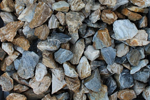 Kamenclub.ru: Мраморная крошка (щебень крошка медовый) фр. 20-40 мм.  купить в Новороссийске мрамор бежевый рыжий желтый ландшафтная мраморная крошка 12000 руб/т   фото КАМЕНЬ КЛУБ