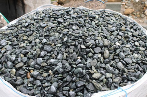 Kamenclub.ru: Щебень галтованный зеленый (змеевик) фр. 20-40 мм.  купить в Новороссийске мрамор зеленый, салатовый оголтованный щебень мраморный 12500 руб/т   фото КАМЕНЬ КЛУБ