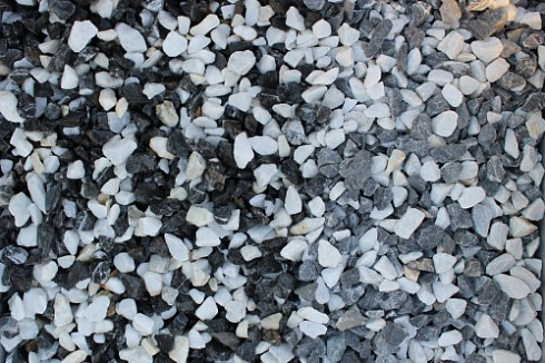 Kamenclub.ru: Мраморная крошка (щебень крошка микс : черный-белый) фр. 10-20 мм.  купить в Новороссийске мрамор белый, черный каменная декоративная крошка ландшафтная 12000 руб/т   фото КАМЕНЬ КЛУБ