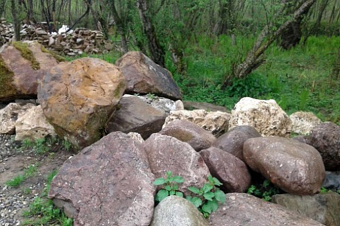 Kamenclub.ru: Конгломераты фр. 300-1000 мм.  купить в Новороссийске кварц мрамор диабаз коричневый, серый зеленоватый речной валун крупный 6500 руб/т   фото КАМЕНЬ КЛУБ