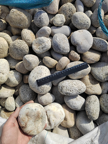 Kamenclub.ru: Галька речная окат (серо-белая) фр. 70-120 мм купить  в Новороссийске галька галечник бело-серая, серо-белая, серая, белая речная природная галька  8000 руб/т   фото КАМЕНЬ КЛУБ