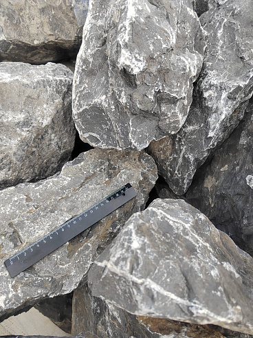 Kamenclub.ru: Черный мрамор скальник фр. 100-500 мм.  купить в Новороссийске мрамор черный белый серый крупный колотый валун ландшафтный 8500 руб/т   фото КАМЕНЬ КЛУБ