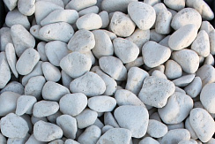 Kamenclub.ru: Щебень галтованный белый (мрамор) фр.5-10 мм.  купить в Новороссийске мрамор белый, айвори, молочный каменная мраморная декоративная ландшафтная крошка 17000 руб/т   фото КАМЕНЬ КЛУБ