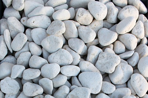 Kamenclub.ru: Щебень галтованный белый (мрамор) фр.5-10 мм.  купить в Новороссийске мрамор белый, айвори, молочный каменная мраморная декоративная ландшафтная крошка 17000 руб/т   фото КАМЕНЬ КЛУБ