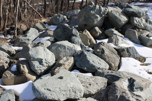 Kamenclub.ru: Гранит скальник (серо-зеленый) фр. 500-1500 мм.  купить в Новороссийске гранит мрамор  серый зеленый темно-серый глыба скальная колотая ландшафтная 7 500 руб/т   фото КАМЕНЬ КЛУБ