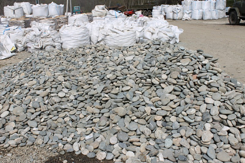 Kamenclub.ru: Галька речная плоская (серо-белая) фр. 70-120 мм. купить  в Новороссийске галька галечник речной серый, белый окатанная плоская  природная галька 9000 руб/т   фото КАМЕНЬ КЛУБ