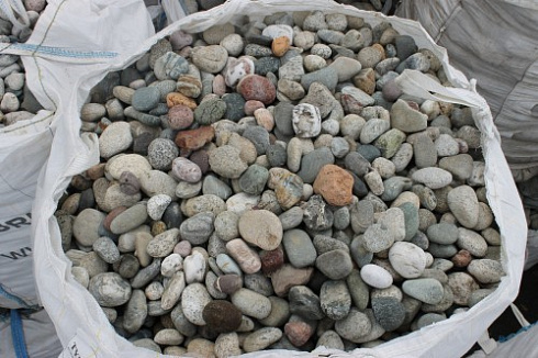 Kamenclub.ru: Галька окат (цветная картошка) фр. 50-100 мм. купить  в Новороссийске галька природная окатанная серый белый цветной синий темно-серый коричневый округлый галечник окатанный 6800 руб/т   фото КАМЕНЬ КЛУБ