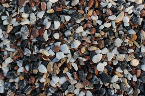 Kamenclub.ru: Мраморная крошка (щебень галтованный микс:белый-черный-розовый-медовый) фр.10-20 мм.  купить в Новороссийске мрамор белый, медовый, черный, розовый мраморный декоративный ландшафтный окатанный округлый галтованный щебень 15500 руб/т   фото КАМЕНЬ КЛУБ