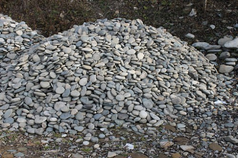 Kamenclub.ru: Галька речная плоская (ассорти) фр. 70-150 мм. купить  в Новороссийске галька галечник серый белый темно-серый синий светло-серый плоская природная галька  9000 руб/т   фото КАМЕНЬ КЛУБ