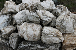 Kamenclub.ru: Мраморизированный известняк фр. 100-500 мм.  купить в Новороссийске известняк серый белый темно-серый сероватый валун природного образования окатанный 10500 руб/т   фото КАМЕНЬ КЛУБ