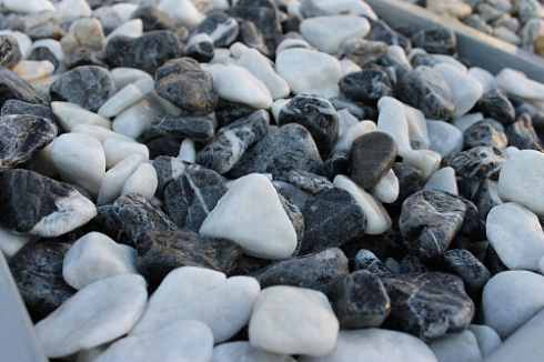 Kamenclub.ru: Мраморная крошка (щебень галтованный микс:: белый-черный) фр.20-40 мм  купить в Новороссийске мрамор белый, черный мраморный галтованный щебень 15500 руб/т   фото КАМЕНЬ КЛУБ