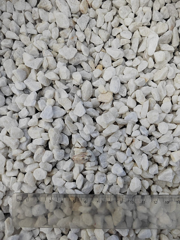 Kamenclub.ru: Мраморная крошка, щебень, цвет-белый, фр. 5-10 мм.  купить в Новороссийске мрамор белый, айвори, молочный мраморная каменная крошка ландшафтная 12000 руб/т   фото КАМЕНЬ КЛУБ