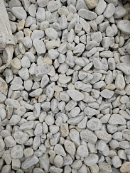 Kamenclub.ru: Мраморная крошка (щебень галтованный белый) фр.40-70 мм.  купить в Новороссийске мрамор белый молочный айвори окатанный округлый природный камень 17000 руб/т   фото КАМЕНЬ КЛУБ