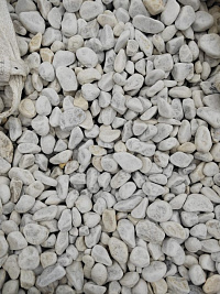 Kamenclub.ru: Мраморная крошка (щебень галтованный белый) фр.40-70 мм.  купить в Новороссийске мрамор белый молочный айвори окатанный округлый природный камень 17000 руб/т   фото КАМЕНЬ КЛУБ