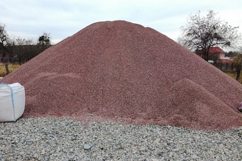 Kamenclub.ru: Мраморная крошка (щебень крошка розовый) фр. 5-10 мм.  купить в Новороссийске мрамор розовый, красный щебень колотый ландшафтный декоративный  11000 руб/т   фото КАМЕНЬ КЛУБ