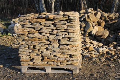 Kamenclub.ru: Песчаник колотый для облицовки (фр. 2-3 см)  купить в Новороссийске песчаник бежевый серый рыжий песчаник строительный 5000 руб/т   фото КАМЕНЬ КЛУБ