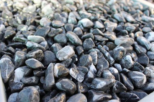 Kamenclub.ru: Щебень галтованный черный (мрамор) фр.10-20 мм.  купить в Новороссийске мрамор черный с белыми прожилками, черный, белый окатанный округлый ландшафтный декоративный щебень 15000 руб/т   фото КАМЕНЬ КЛУБ