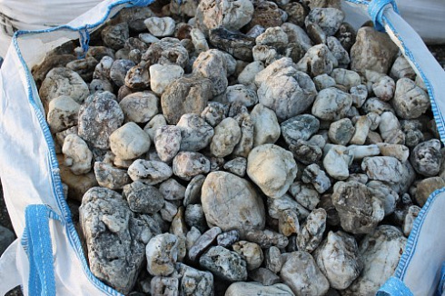 Kamenclub.ru: Кварцевый валунчик фр.100-300 мм.  купить в Новороссийске кварц белый, бежевый молочный рыжий крупный природный камень галечник 7850 руб/т   фото КАМЕНЬ КЛУБ