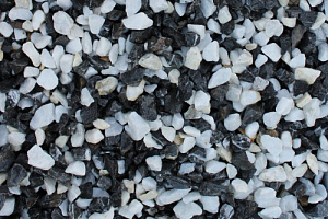 Kamenclub.ru: Мраморная крошка (щебень крошка микс : черный-белый) фр. 10-20 мм.  купить в Новороссийске мрамор белый, черный каменная декоративная крошка ландшафтная 12000 руб/т   фото КАМЕНЬ КЛУБ
