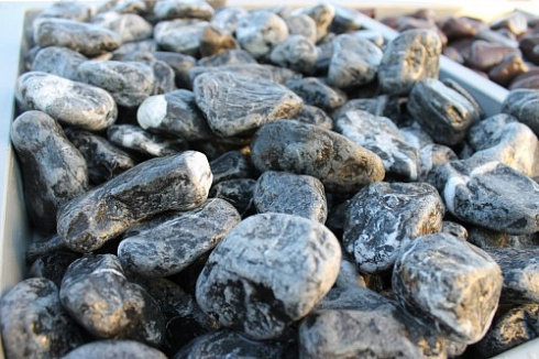 Kamenclub.ru: Щебень галтованный черный (мрамор) фр. 50-100 мм.  купить в Новороссийске мрамор черный с белыми прожилками щебень ландшафтный мраморный 15000 руб/т   фото КАМЕНЬ КЛУБ