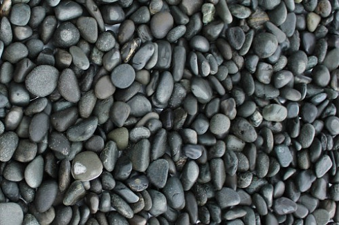 Kamenclub.ru: Галька речная окат (темно-серая) фр. 70-150 мм. купить  в Новороссийске галька речная темно-серая, синяя, серая речная галька округлая  8000 руб/т   фото КАМЕНЬ КЛУБ