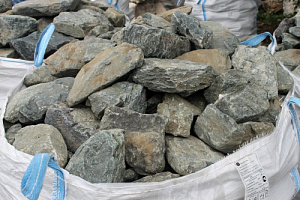 Kamenclub.ru: Гранит скальник (серо-зеленый) фр. 100-500 мм.  купить в Новороссийске гранит зеленый, серый, салатовый крупный ландшафтный валун 6 000 руб/т   фото КАМЕНЬ КЛУБ