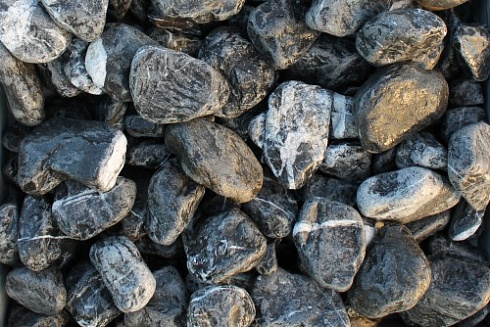 Kamenclub.ru: Щебень галтованный черный (мрамор) фр. 50-100 мм.  купить в Новороссийске мрамор черный с белыми прожилками щебень ландшафтный мраморный 15000 руб/т   фото КАМЕНЬ КЛУБ