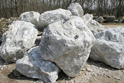 Kamenclub.ru: Мраморизированный известняк фр.500-1500 мм.  купить в Новороссийске    10000 руб/т   фото КАМЕНЬ КЛУБ