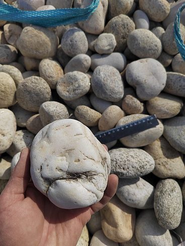 Kamenclub.ru: Галька речная окат (серо-белая) фр. 70-120 мм купить  в Новороссийске галька галечник бело-серая, серо-белая, серая, белая речная природная галька  8000 руб/т   фото КАМЕНЬ КЛУБ