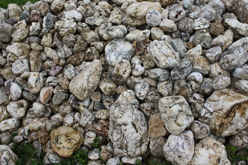 Kamenclub.ru: Кварцевый валунчик фр.100-300 мм.  купить в Новороссийске кварц белый, бежевый молочный рыжий крупный природный камень галечник 7850 руб/т   фото КАМЕНЬ КЛУБ