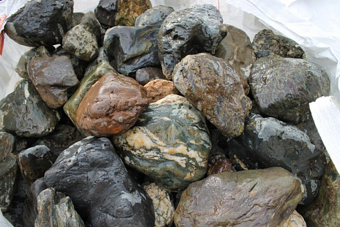 Kamenclub.ru: Ландшафтные валунчики фр.100-500 мм.  купить в Новороссийске крупный природный камень серый, темно-серый, светло-серый речной валун крупный 4800 руб/т   фото КАМЕНЬ КЛУБ