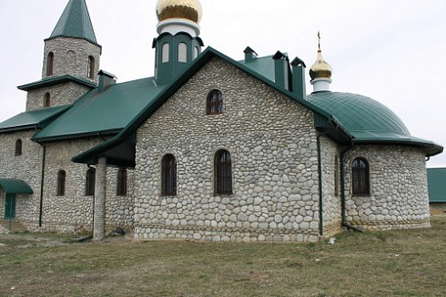 Kamenclub.ru: Галька речная плоская (бело-серая) фр. 100-200-300 мм. купить  в Новороссийске галька речная плоская серый, белый, бело-серый, серо-белый речная галька плоская  9000 руб/т   фото КАМЕНЬ КЛУБ