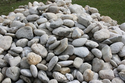 Kamenclub.ru: Бело-серый валунчик фр.100-300 мм.  купить в Новороссийске крупный камень для ландшафта серый, белый бело-серый валун крупная галька 4500 руб/т   фото КАМЕНЬ КЛУБ