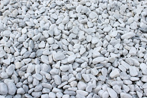 Kamenclub.ru: Мраморная крошка (щебень галтованный белый) фр.10-20 мм.  купить в Новороссийске мрамор белый, молочный, айвори окатанный округлый декоративный ландшафтный щебень 17000 руб/т   фото КАМЕНЬ КЛУБ