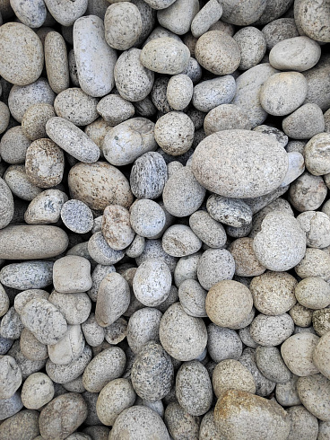 Kamenclub.ru: Галька речная окат (серо-белая) фр. 70-120 мм купить  в Новороссийске галька галечник бело-серая, серо-белая, серая, белая речная природная галька  8000 руб/т   фото КАМЕНЬ КЛУБ