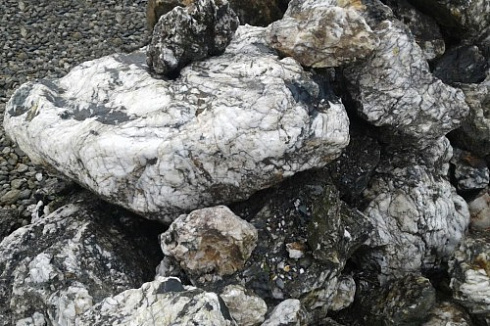 Kamenclub.ru: Черный гранит - кварцит фр. 100-500 мм.  купить в Новороссийске мрамор гранит черный с белыми прожилками, серый, белый валун скальный колотый 7000 руб/т   фото КАМЕНЬ КЛУБ