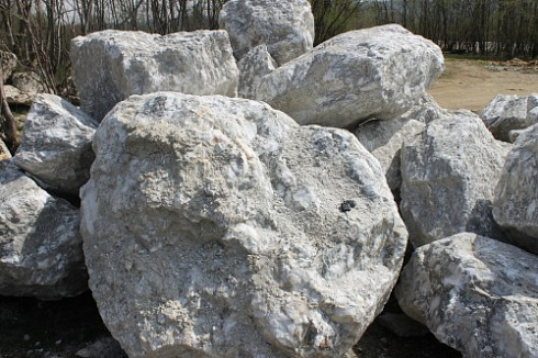 Kamenclub.ru: Мраморизированный известняк фр.500-1500 мм.  купить в Новороссийске    10000 руб/т   фото КАМЕНЬ КЛУБ