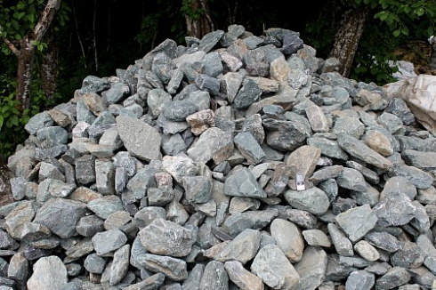 Kamenclub.ru: Гранит скальник (серо-зеленый) фр. 100-500 мм.  купить в Новороссийске гранит зеленый, серый, салатовый крупный ландшафтный валун 6 000 руб/т   фото КАМЕНЬ КЛУБ