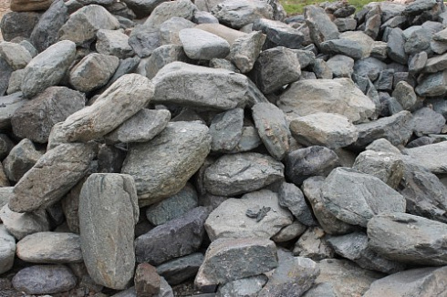 Kamenclub.ru: Гранит скальник (серо-зеленый) фр. 100-500 мм.  купить в Новороссийске гранит зеленый, серый, салатовый крупный ландшафтный валун 6 000 руб/т   фото КАМЕНЬ КЛУБ