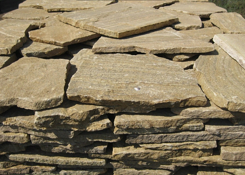 Kamenclub.ru: Песчаник пластушка желтый с рисунком (3 см)  купить в Новороссийске песчаник желтый с рисунком, рыжий, желтый песчаник пластушка ландшафтная рваная 8 500 руб/м3   фото КАМЕНЬ КЛУБ